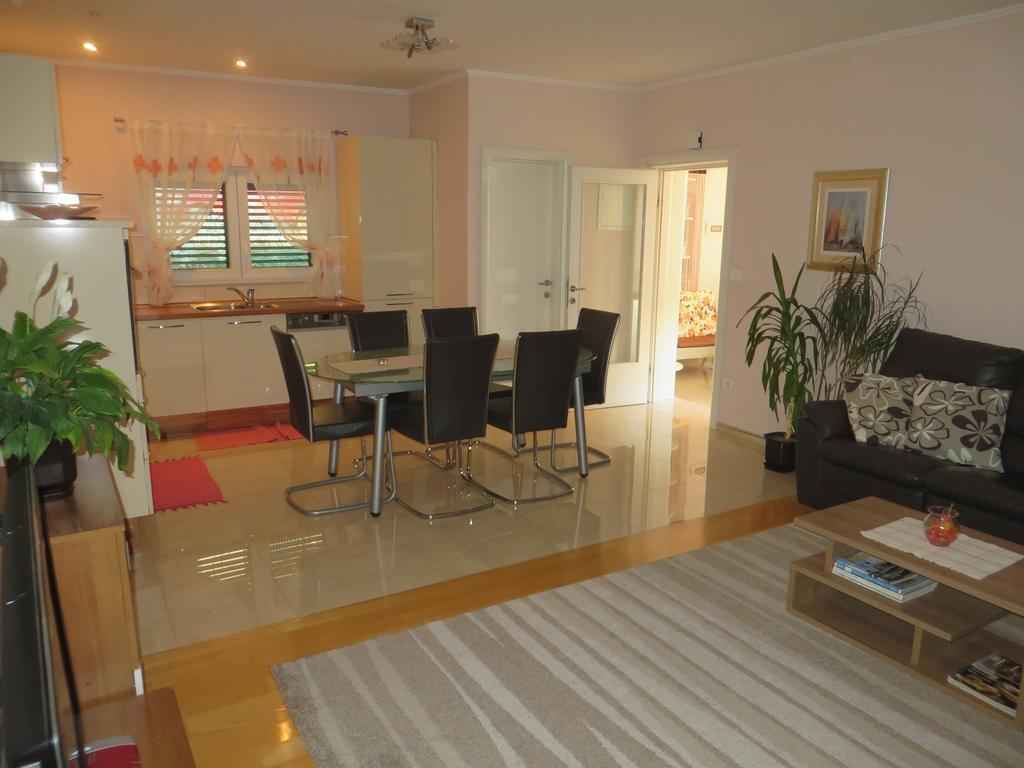 Apartment Simaris - Spacious With Terrace And Sea View Šibenik Extérieur photo